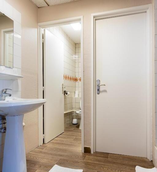 Номер Стандарт Трехместный, Restaurant Espace Squash 3000