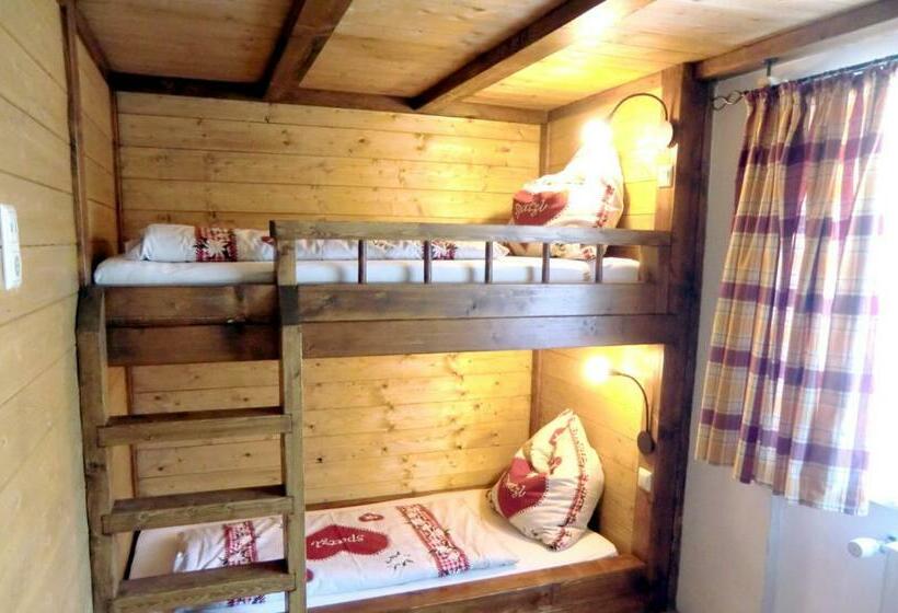 Camera Familiare, Anneliese