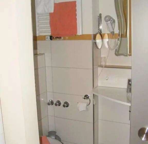 Standard Yhden Hengen Huone, Gaum