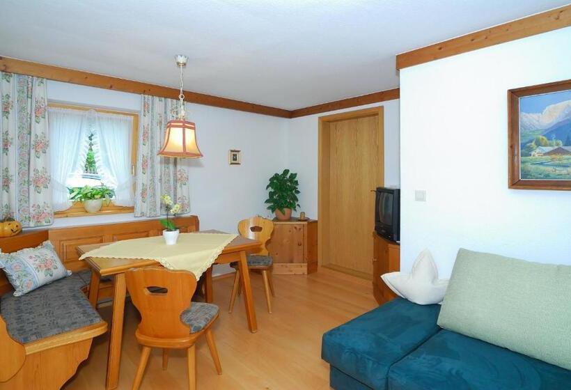 テラス付き1ベッドルームアパートメント, Gruenberger