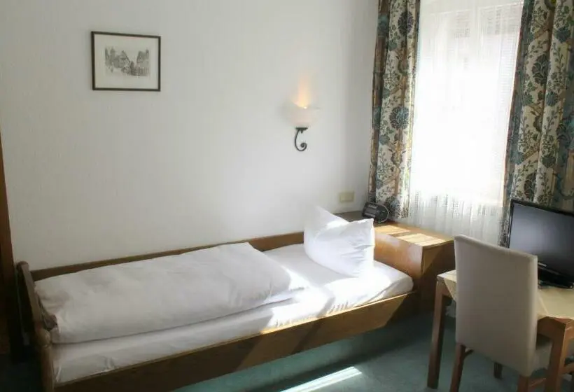 Standard Yhden Hengen Huone, Hocher