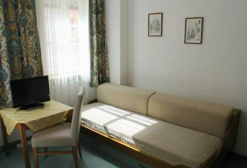 Standard Yhden Hengen Huone, Hocher