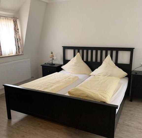 חדר סטנדרט לשלושה, Hocher