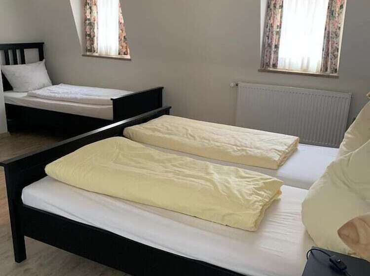 חדר סטנדרט לשלושה, Hocher