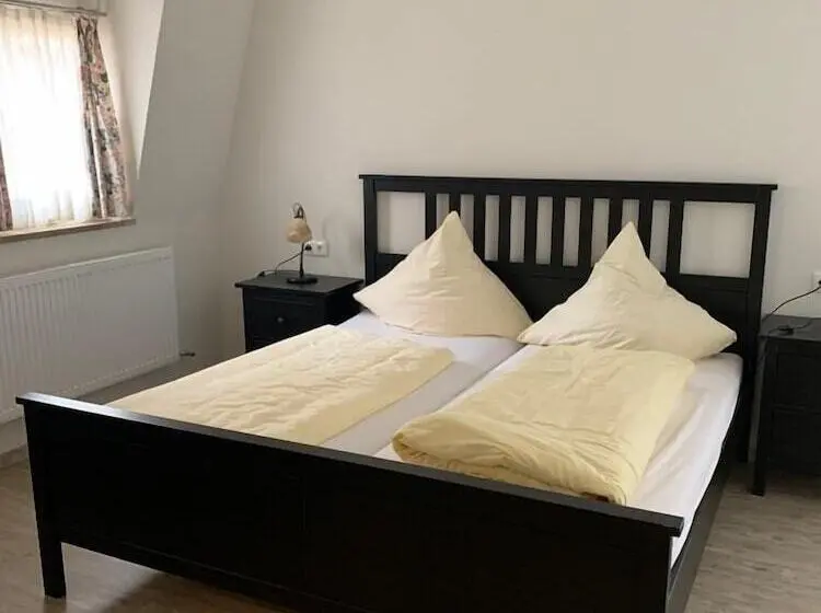 Standard Kolmen Hengen Huone, Hocher