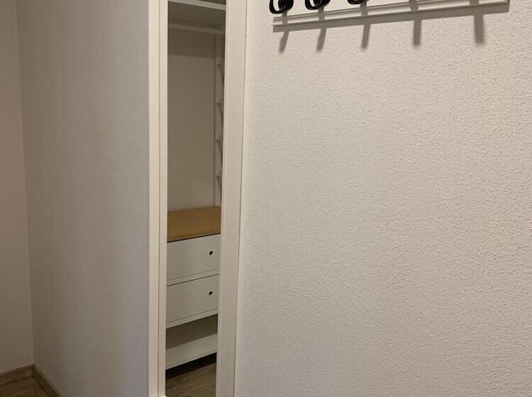 חדר סטנדרט לשלושה, Hocher