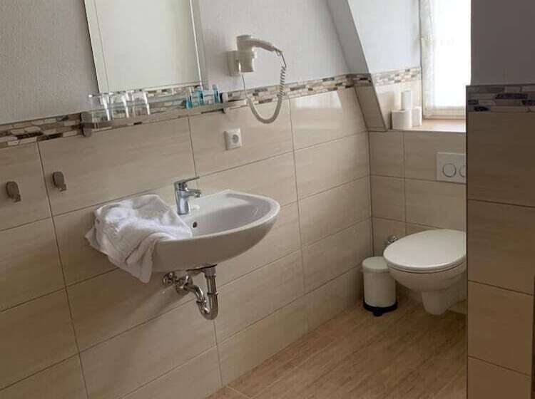 חדר סטנדרט לשלושה, Hocher