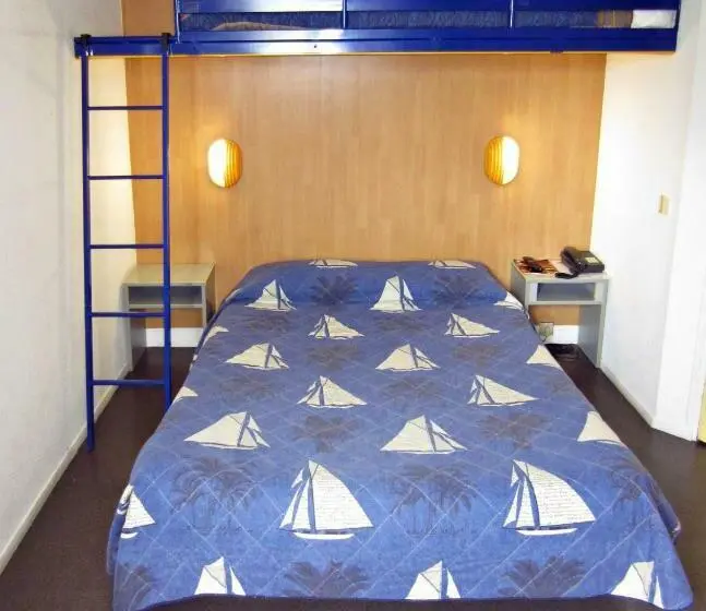 Standard Kolmen Hengen Huone, Hôtel Noctuel Blois Sud