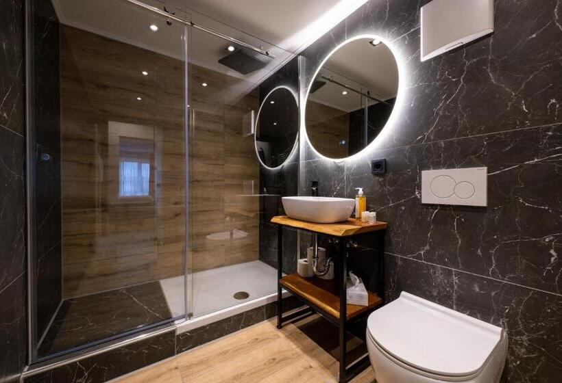 Полулюкс с Балконом, Metropol