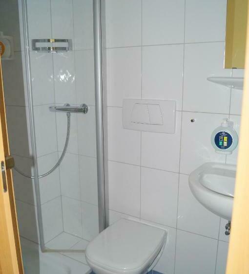 اتاق استاندارد یک نفره, Neuses