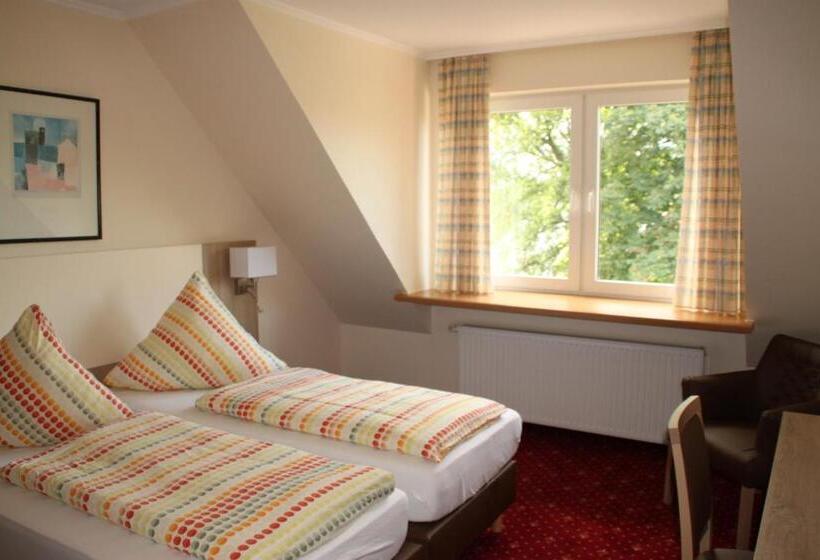 اتاق کلاسیک سه تخته, Neuses