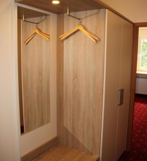 اتاق کلاسیک سه تخته, Neuses