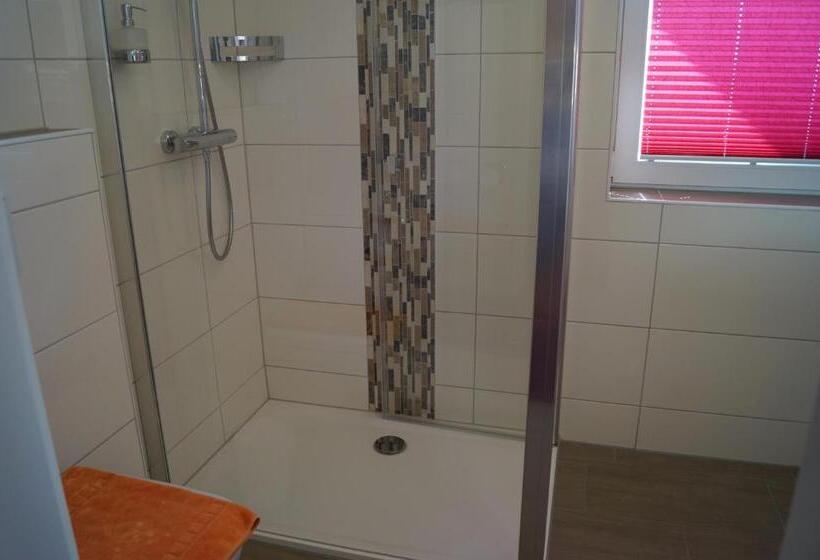 اتاق کلاسیک چهارنفره, Neuses