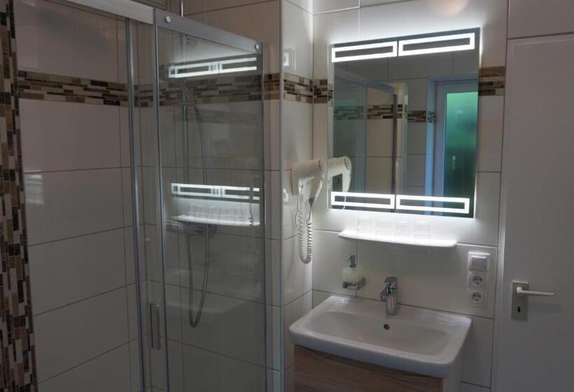 اتاق کلاسیک چهارنفره, Neuses