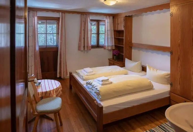 Standard Room Shared Bathroom, Restaurant Alatsee