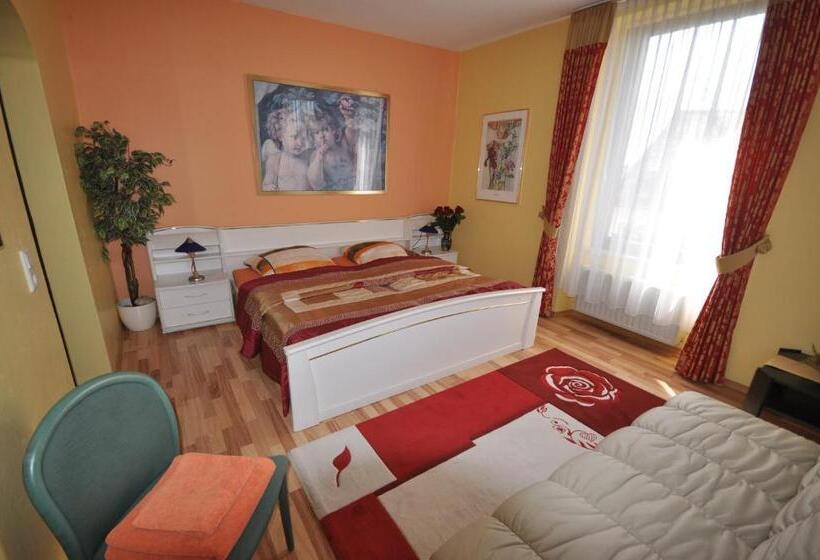 Номер Стандарт Трехместный, Restaurant Athen