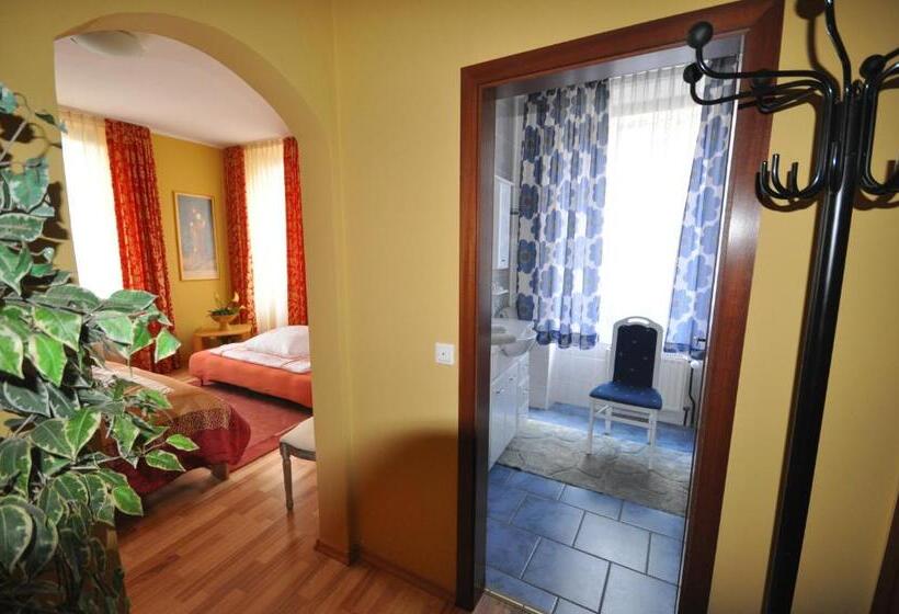 Номер Стандарт Трехместный, Restaurant Athen