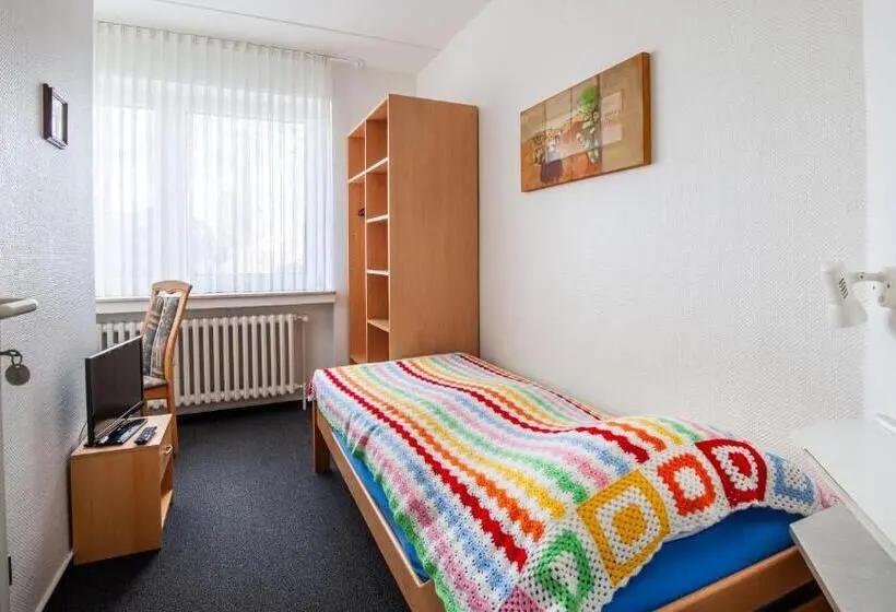 Standard Yhden Hengen Huone, Schwung