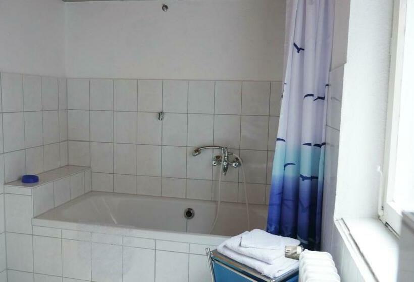 Standard Single Room, Zur Post