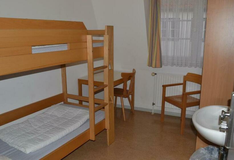 חדר סטנדרטי לארבעה עם חדר אמבטיה משותף, Jugendherberge Lübeck Altstadt