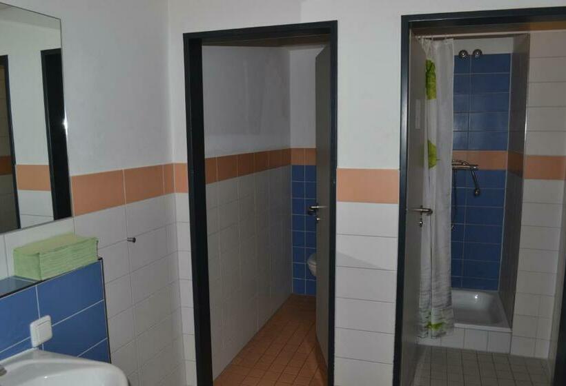 חדר סטנדרטי לארבעה עם חדר אמבטיה משותף, Jugendherberge Lübeck Altstadt