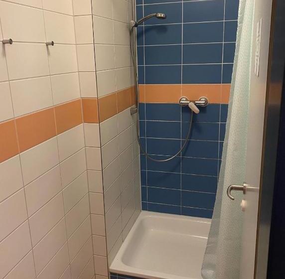 חדר סטנדרטי לארבעה עם חדר אמבטיה משותף, Jugendherberge Lübeck Altstadt