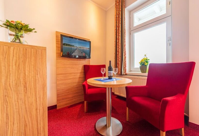 غرفة قياسية مطلّة علي البحر مزوَّدة بشُرفة, Strandhotel Zur Promenade