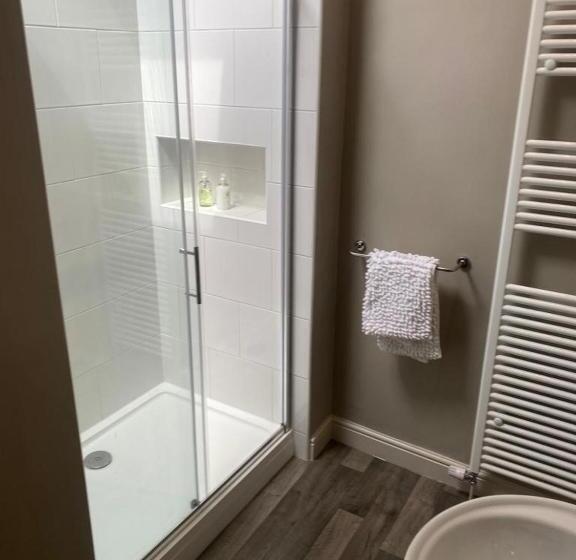 شقة غرفة واحدة, The White Swan, Yeadon