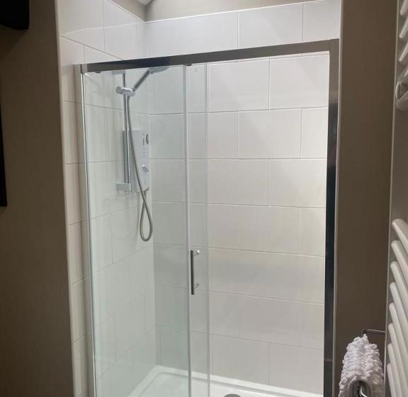 شقة غرفة واحدة, The White Swan, Yeadon