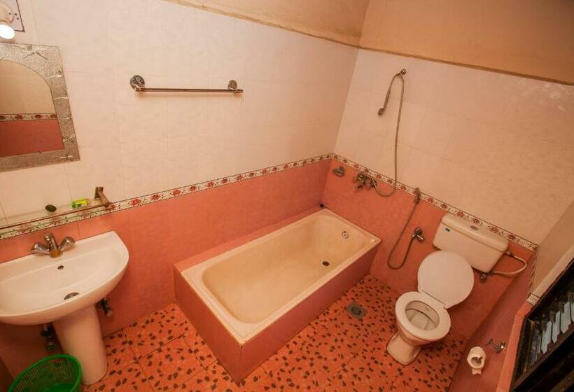 اتاق لوکس, Chitwan Tiger Camp