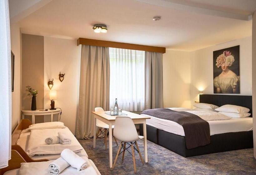 חדר סטנדרט לארבעה, Landgasthof Hirsch