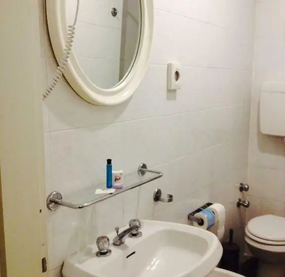 Standard Yhden Hengen Huone, Miramare