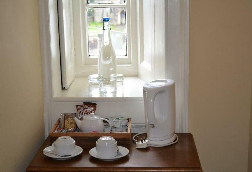 חדר דלוקס, The Red Lion