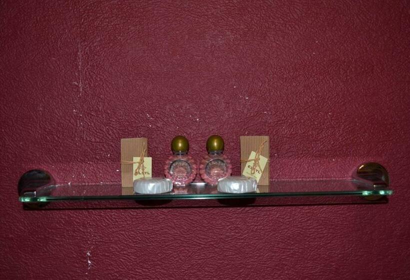 חדר דלוקס, The Red Lion