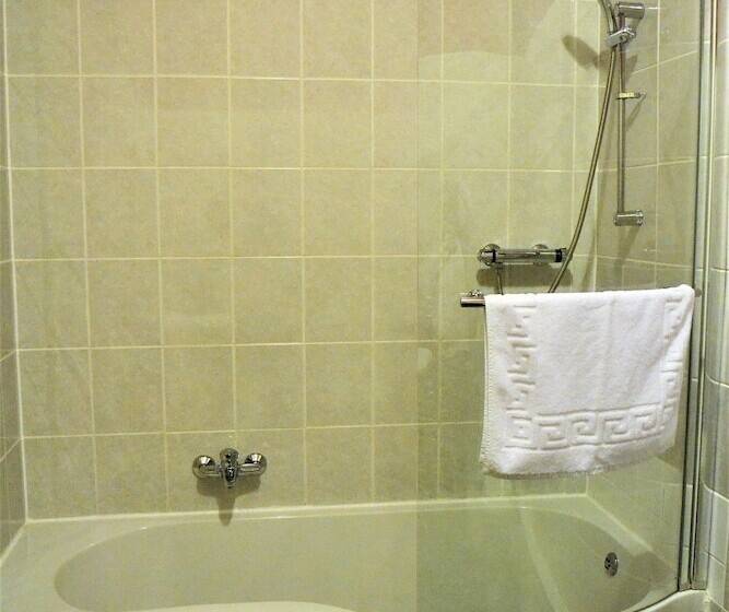 חדר דלוקס, The Red Lion