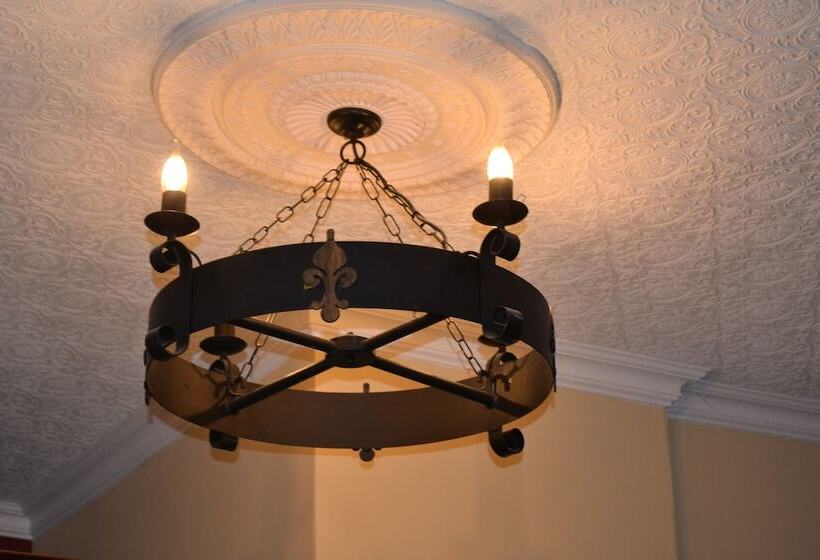 חדר דלוקס, The Red Lion