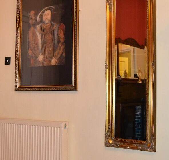 חדר דלוקס, The Red Lion