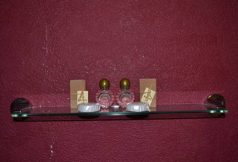 חדר דלוקס, The Red Lion