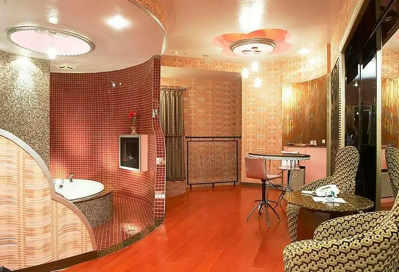 سوییت سوپریور, Royal Group Motel Nan Tse Branch