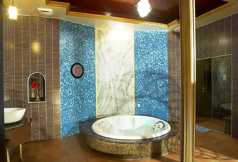 سوییت سوپریور, Royal Group Motel Nan Tse Branch