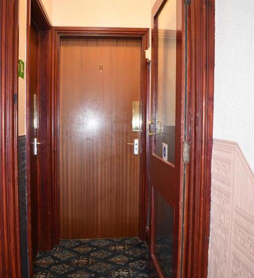 패밀리 룸, Lyndhurst