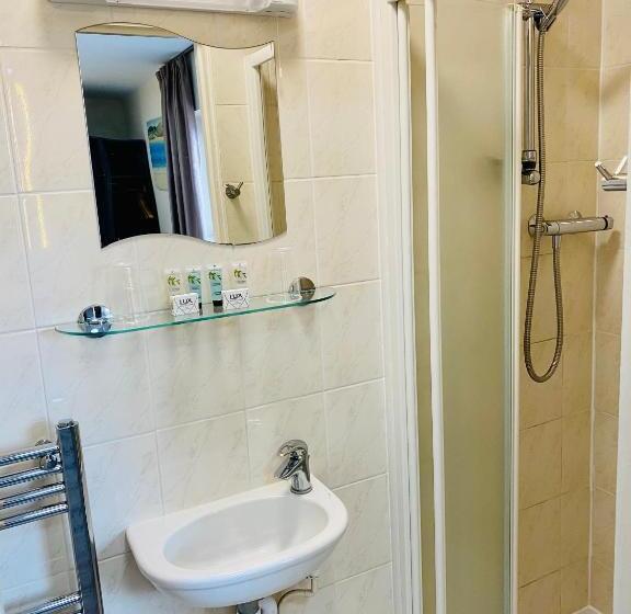 适合残疾人使用的标准间, Almond Tree