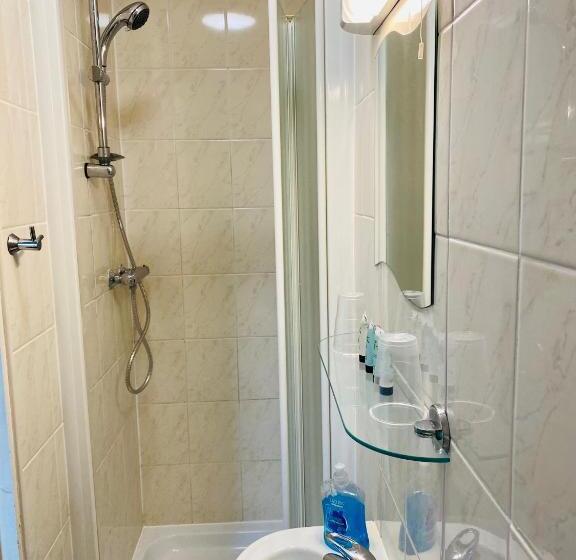 غرفة عائلية, Almond Tree