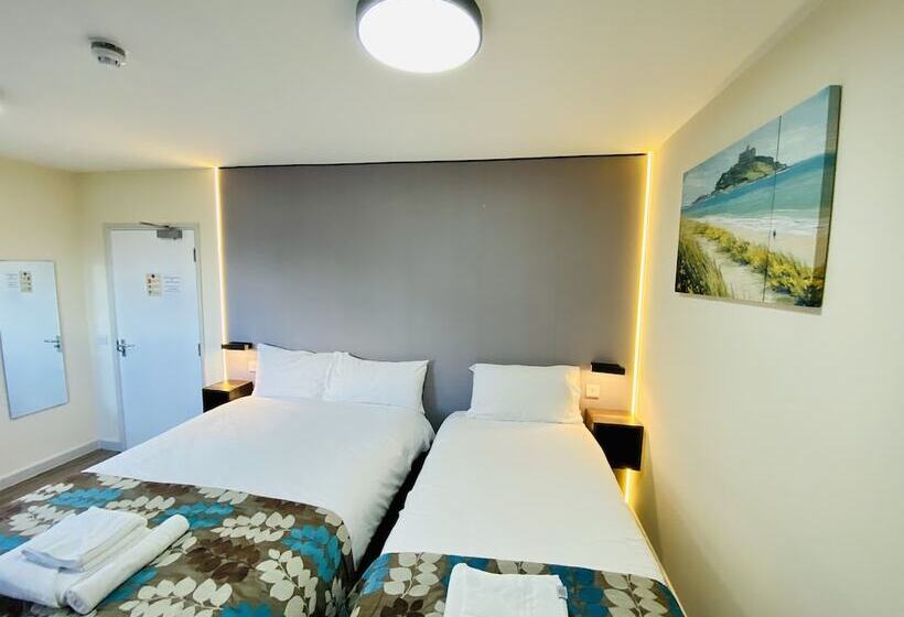 غرفة عائلية, Almond Tree