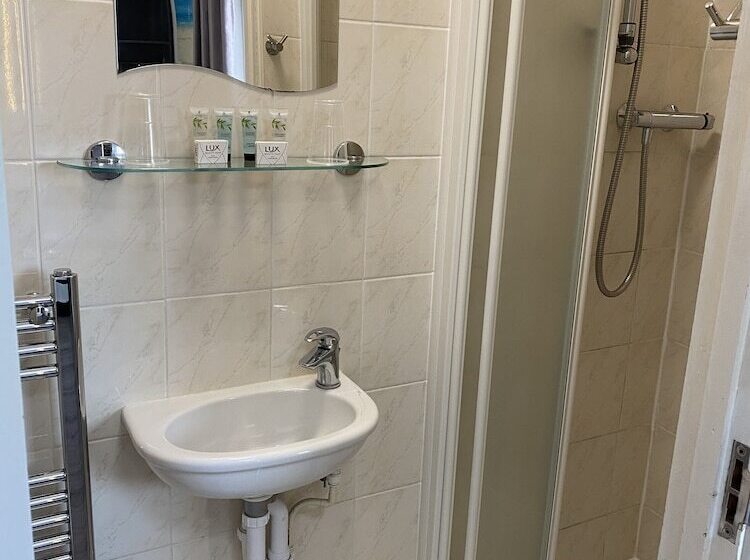 غرفة عائلية, Almond Tree