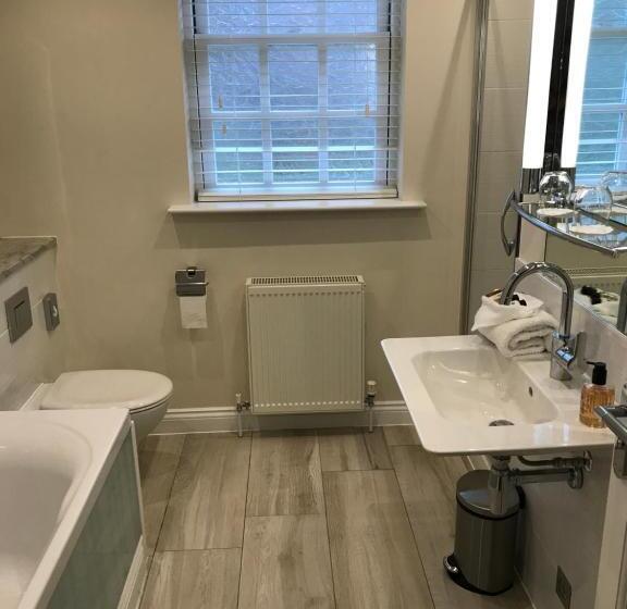 高级大房间, Foyles Of Glasbury