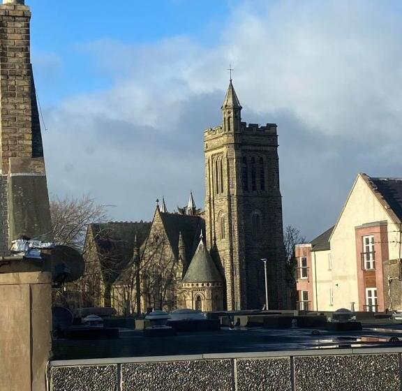 חדר משפחתי, The Black Swan