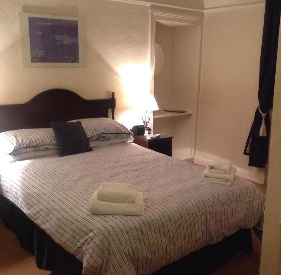 חדר משפחתי, The Black Swan