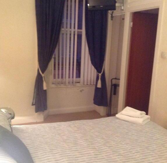 חדר משפחתי, The Black Swan