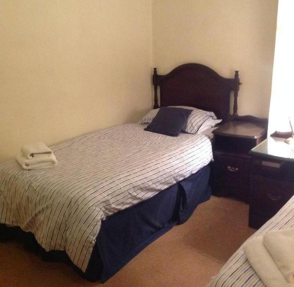 חדר משפחתי, The Black Swan